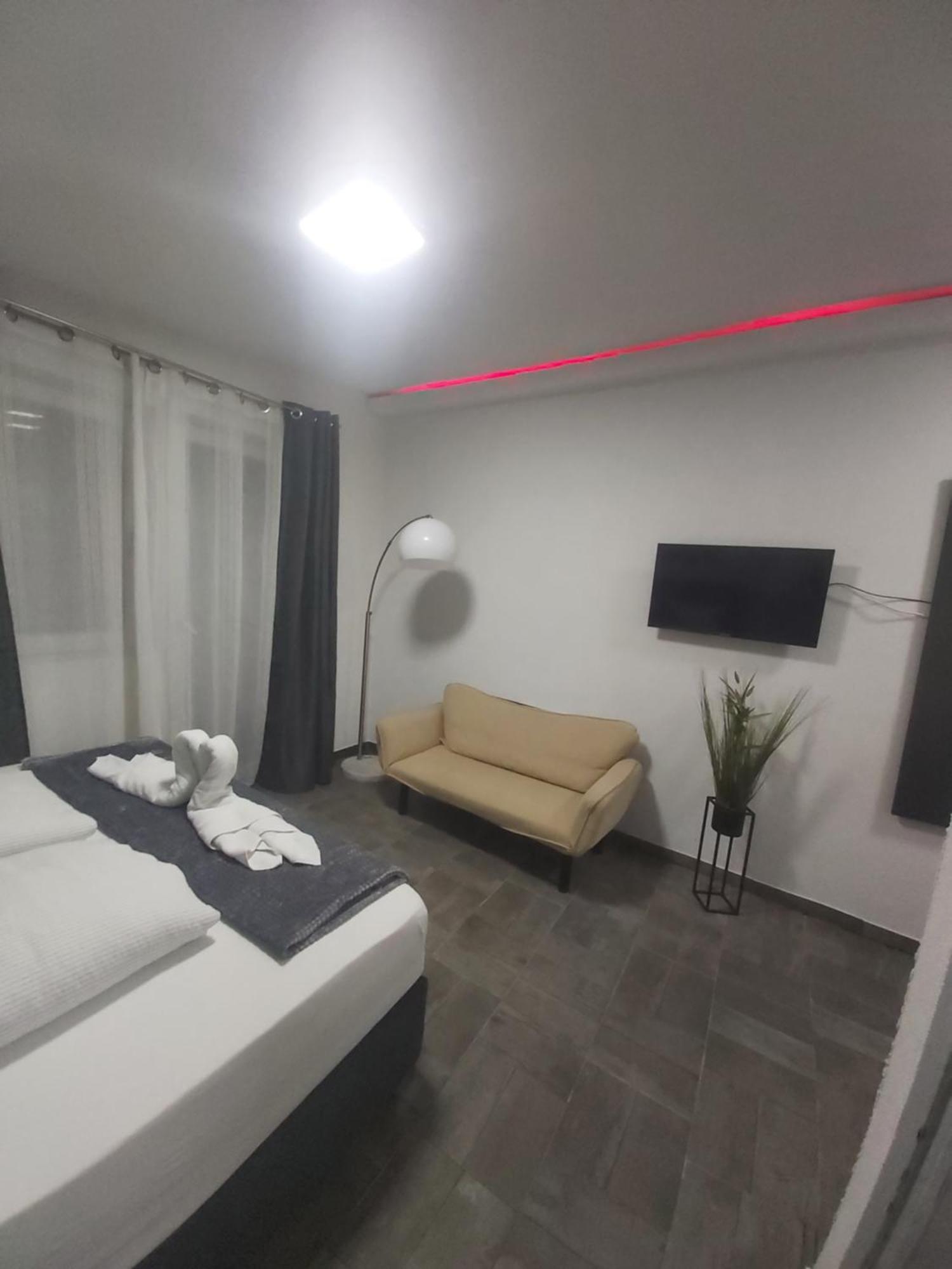 Panda Rooms Maribor Buitenkant foto